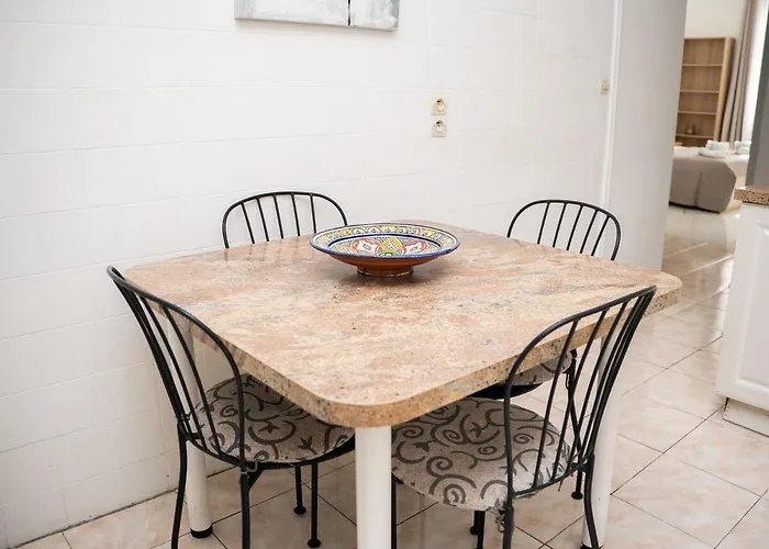 4 Pieces - Cour Privative - Port De *