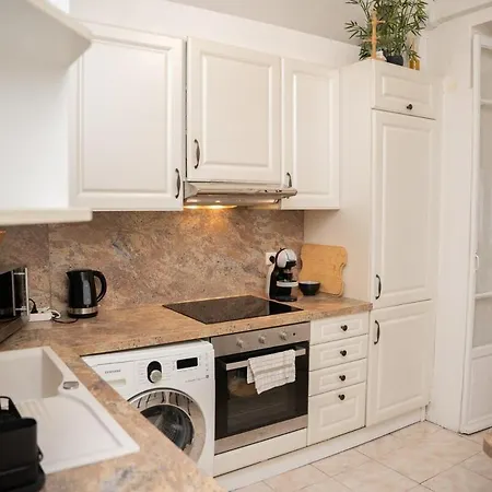 Grand 4 Pieces Avec Cour Privee, Clim & Parking *